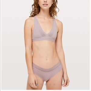Lululemon a little bit closer bralette MEDIUM NWT